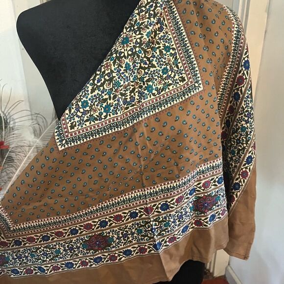 Beautiful Olive Green Floral scarf. Soft and lightweight. Unknown fabric. - Picture 3 of 6